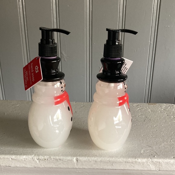 NWT Set of 2- Merry Berry Scented Holiday Snowman ⛄️ Hand Soap Dispensers 20.6oz - Picture 7 of 17